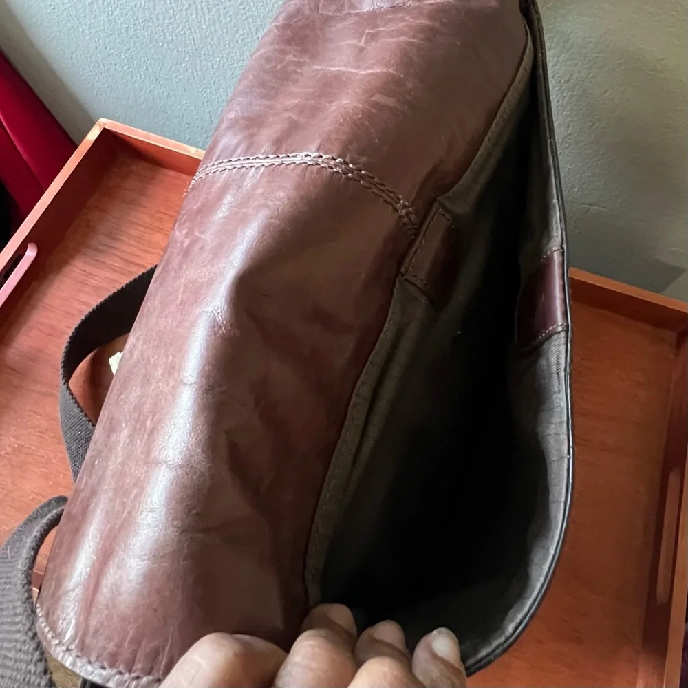 Fossil Distressed Brown Leather Messenger/Laptop Crossbody Bag Great Condition